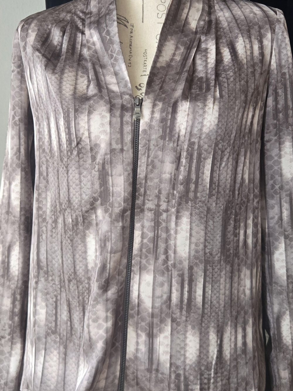 Tahari Snakeskin Print Pleated Zip-Front Blouse Small Petite